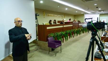 Karabağlar Belediye Meclisi oturumunu SMA hastası Gülsima’ya bağışladı